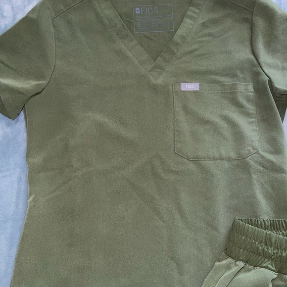 Figs scrub set *top and bottom included* - Picture 2 of 4